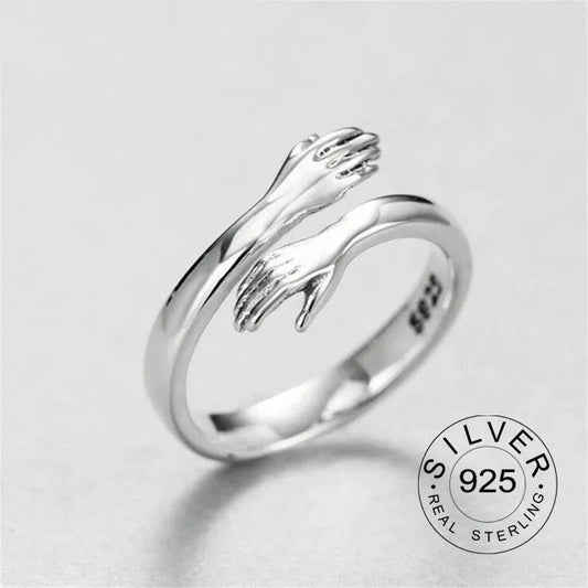 טבעת כסף 925 בעיצוב חיבוק ידיים עדין