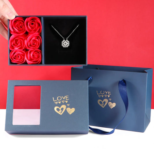 קופסת מתנת וורדים עם שרשרת תליון 4 לבבות תלתן בשקית אהבה